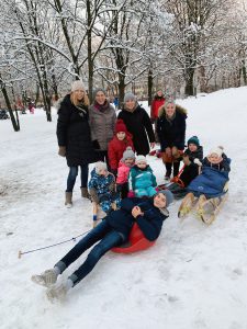 Eltern-Kind-Gruppe beim Schlittenfahren