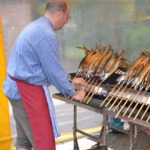 Beim Steckerlfischgriller