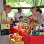 Am Eine-Welt-Stand werden fair gehandelte Waren verkauft