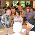 Ruhestandspfarrer Peter Höck im Gespräch mit Besuchern