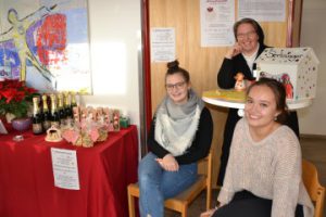 Sr. Sara und die Ministranten nahmen Anmeldungen für den Besuch der Sternsinger entgegen.