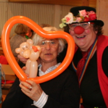 Eine Besucherin mit der Ballonkünstlerin Miss Pitty.