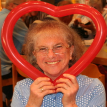 Eine Beuscherin mit einem Ballonherz der Ballonkünstlerin Miss Pitty.