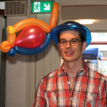 Der Vorsitzende des Pfarrgemeinderates, Michael Zeller, bekam von der Ballonkünstlerin Miss Pitty einen Fisch als Kopfschmuck.