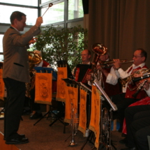 Pfarrer Ludwig Sperrer dirigiert die Neuhauser Tanzlmusi - mit dem Kochlöffel!