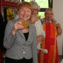 Drei fröhliche Damen am Bowlestand des Frauenbundes.