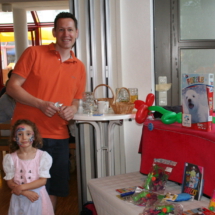 Der stellvertretende Vorsitzende des Pfarrgemeinderates, Sebastian Knaak, organisierte und betreute die Kindertombola.