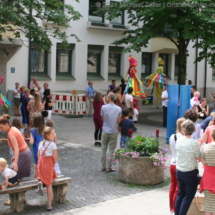 2021patrozinium9 Auftritt des ZEBRA Stelzentheaters mit "Farbentänzer" zum Patrozinium am 20.06.2021.
