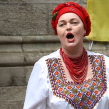 Sängerin in ukrainischer Tracht.