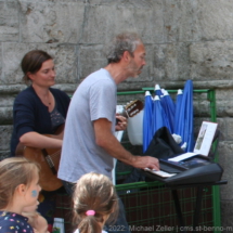 Kirchenmusiker Anton Winer am Keybord und Julia Wiener an der Gitarre.