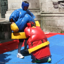 Klein gegen Groß beim Sumoringen.