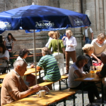 Ein Blick in die Reihen der Bierbänke zeigt gute Stimmung und zufriedene Besucherinnen und Besucher beim Pfarrfest.