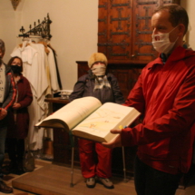 125benno#2 Pfarrer Ludwig Sperrer mit Teilnehmern der Kirchenführung in der Sakristei.