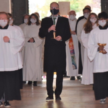 125benno#3 Tobias Klein mit dem Nagelkreuz aus St. Barbara beim Einzug des liturgischen Dienstes.