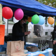 125benno#7 Sebastian Knaak, stellvertretender Vorsitzender des Pfarrgemeinderates, am Jubiläumsstand auf dem Bauernmarkt.