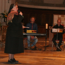 125benno#8 Pastoralreferentin Sr. Sara Thiel und zwei Musiker.