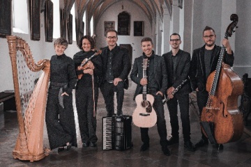 Die Band Luz Amoi mit ihren Instrumenten im Seitenschiff einer Kirche.