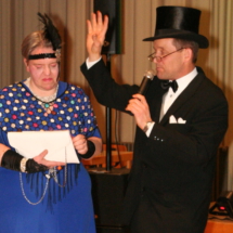 Pfarrer Ludwig Sperrer als Leonhard Romeis und Pastoralassistentin Sr. Sara Thiel als seine Gemahlin Anna.