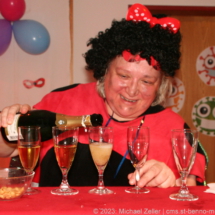 Pfarrfasching 2023: Claudia Koch füllt Sektgläser in der Bar.