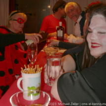 Pfarrfasching 2023: auf einen Absacker am Bartresen.