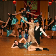 Pfarrfasching 2023: Garde und Prinzenpaar des Faschingsclub München-Neuhausen.