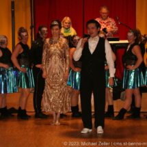 Pfarrfasching 2023: Garde und Prinzenpaar des Faschingsclub München-Neuhausen.