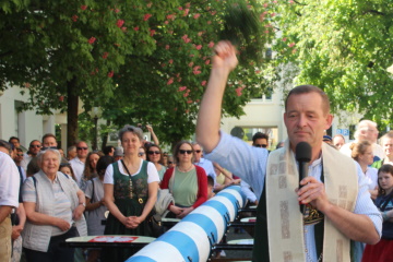 Pfarrer Ludwig Sperrer segnet den Maibaum.