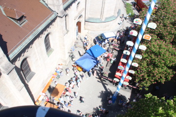 Blick auf den Maibaum von der Drehleiter der Feuerwehr aus.