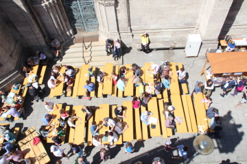 Blick auf das Maibaumfest von der Drehleiter der Feuerwehr aus.
