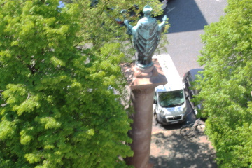 Blick auf die Bennosäule (Rückseite) von der Drehleiter der Feuerwehr aus.