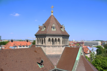 Blick über das Dach der Bennokirche von der Drehleiter der Feuerwehr aus.
